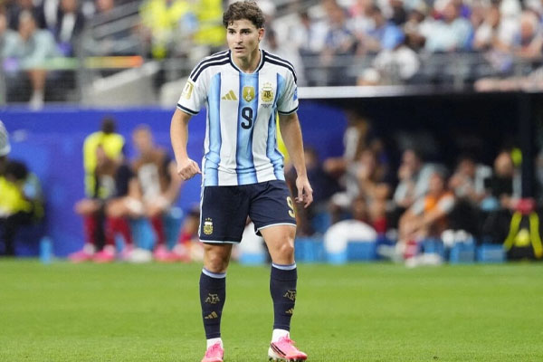 Quyết tâm rời Atletico Madrid, Julian Alvarez công khai dọn đường tới Barcelona